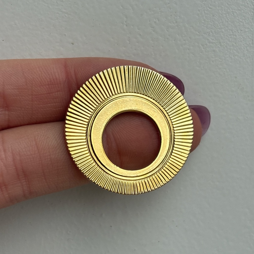 Vintage Gold Decorative Ribbed Textured Circle Brooch Pin